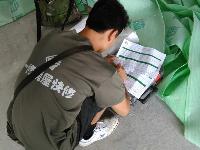 說起清水房簡單裝修出租，網(wǎng)上關(guān)于清水房簡單裝修出租的介紹非常多，清水房簡單裝修出租是很多網(wǎng)民非常關(guān)心和議論的話題；益修快裝公司提供清水房裝修服務(wù)，免費量房設(shè)計，先裝修后付款；提供清水房衛(wèi)生間裝修、清水房廚房修補、清水房廁所翻修、清水房臥室改造、清水房客廳翻新、清水房陽臺設(shè)計、清水房榻榻米維修、清水房背景墻粉刷等，以下是小編收集整理的清水房簡單裝修出租,90平左右的房子，簡裝修的話，大概需要多少錢？等信息，請往下看。  90平左右的房子，簡裝修的話，大概需要多少錢  90平米的房子簡裝的話需要7萬元左右，如果是精裝的話是沒有上限的，建議您做現(xiàn)代簡約風(fēng)格裝修會比較省錢的，現(xiàn)代簡約風(fēng)格裝修的要點如下： 1、簡約不等于簡單，它是經(jīng)過深思熟慮后經(jīng)過創(chuàng)新得出的設(shè)計和思路的延展，不是簡單的“堆砌”和平淡的“擺放”，不像有些設(shè)計師粗淺的理解的“直白”，比如床頭背景設(shè)計有些簡約到只有一個十字掛件，但是它凝結(jié)著設(shè)計師的獨具匠心，既美觀又實用。 2、現(xiàn)在家庭的簡約不只是說裝修，還反映在家居配飾上的簡約，比如不大的屋子，沒有必要為了顯得“闊綽”而購置體積較大的物品，相反應(yīng)該生活所必需的東西才買，而且以不占面積、折疊、多功能等為主。試想：昂貴的價格的價格買的屋子讓個“破家具”給擠的沒了“空間”，那我們作為“主人”生活的愜意從何而來，能“簡約”嗎