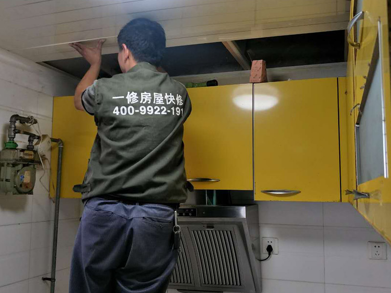 廚房吊頂裝修效果圖：首先對房屋頂部的區域進行檢查，保障房屋頂部的平整和干燥；然后按位置彈出標高線；龍骨分格定位需根據飾面板的尺寸和龍骨分格的布置確定。主龍骨之間安裝次龍骨，也就是橫撐龍骨。橫撐龍骨截取應使用模規來測量長度，安裝時也應用模規來測量龍骨間距。