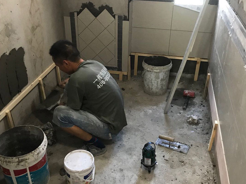 廁所瓷磚鋪貼裝修：首先應除去基層表面的污垢，油漬，浮灰;除去基層上所有涂料層，膩子層;如果基層未能達到平整度要求，需對基層進行預先的找平處理；鋪貼瓷磚前需事先找好垂直線，以此為基準鋪貼的瓷磚高低均勻、垂直美觀;將調制好的漿料均勻地抹在瓷磚背面，要求漿料飽滿；將瓷磚平整地鋪貼在基層上，使用橡膠錘將瓷磚拍實鋪平。