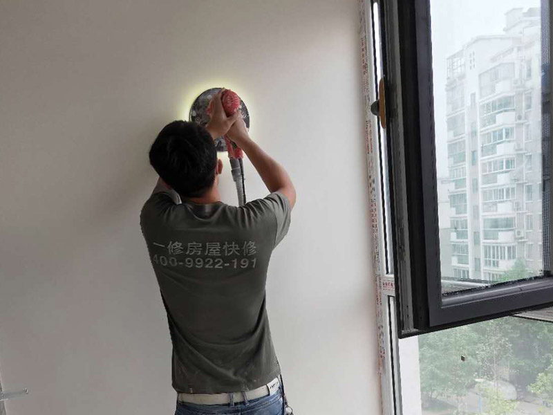 新房墻面打磨裝修：1、舊墻皮鏟除（如為新房，且墻面為水泥平整墻面，此步驟不需要）。
2、墻面清理，檢查是否有孔洞、油污、不平整的地方，如有需要，先修補然后施工。
3、批刮膩子，選用較好的墻襯一類的防水膩子，一般為2遍，第一遍批刮后1小時表干后打磨平整。
4、批刮第二遍膩子，干燥后打磨，注意選用600目以上砂紙，否則墻面刮痕會嚴重。
5、用200瓦的大燈泡靠近墻面檢查是否有不平整或砂眼，如有局部修補。
6、用干凈毛巾徹底清理墻面灰塵，用吸塵器清理干凈。
7、調配乳膠漆底漆，選用較好的羊毛刷或使用噴涂方式施工。
8、按次序涂刷1遍底漆，2遍面漆。