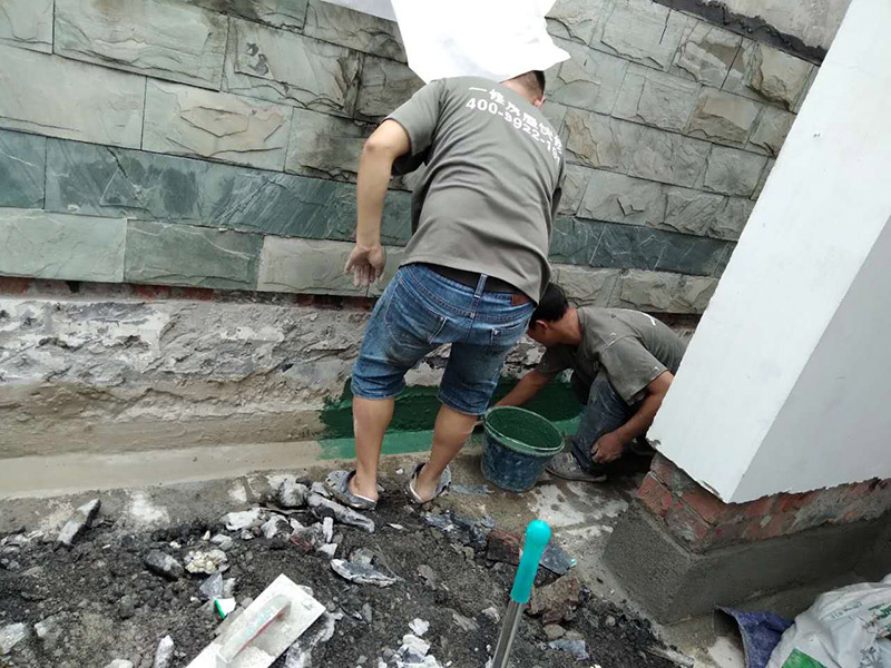 屋頂排水溝改造防水：一、確定排水坡面的數目：一般情況下，臨街建筑平屋頂屋面寬度小于12m時，可采用單坡排水；其寬度大于12m時，宜采用雙坡排水。坡屋頂應結合建筑造型要求選擇單坡、雙坡或四坡排水。二、劃分排水區：劃分排水區的目的在于合理地布置水落管。排水區的面積是指屋面水平投影的面積，每一根水落管的屋面最大匯水面積不宜大于200m2。雨水口的間距在18~24m。三、確定天溝所用材料和斷面形式及尺寸天溝即屋面上的排水溝，位于檐口部位時又稱檐溝。設置天溝的目的是匯集屋面雨水，并將屋面雨水有組織地迅速排除。天溝根據屋頂類型的不同有多種做法。如坡屋頂中可用鋼筋混凝土、鍍鋅鐵皮、石棉水泥等材料做成槽形或三角形天溝。平屋頂的天溝一般用鋼筋混凝土制作，當采用女兒墻外排水方案時，可利用傾斜的屋面與垂直的墻面構成三角形天溝；當采用檐溝外排水方案時，通常用專用的槽形板做成矩形天溝。