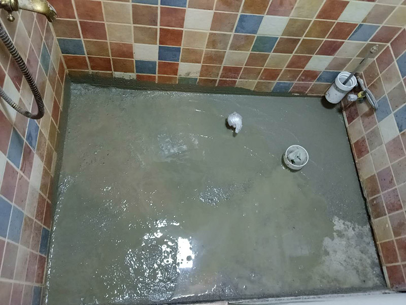 廁所管道重裝，地面找平：1、關閉水管總閥。(即水表前面的水管開關)2、打開水龍頭20分鐘，確保沒水再滴后關閉所有的水龍頭。3、關閉馬桶水箱和洗衣機等進水開關。4、打開水管總閥。5、打開總閥后20分鐘，查看水表是否走動，包括緩慢的走動。如果有走動，即為漏水了。如果沒有走動，可能沒事。建議施工完一定要進行水壓測試實驗，一般打壓8公斤，時間20-30分鐘。 在地面找平工程上，我們需要注意3個小方面，即平整度、地面抹灰及養護。地面找平對平整度有極高的要求，它通常將地面平整度分為3個環節分別采取不同的措施進行修整，嚴格控制地面落差。另一方面，地面抹灰是地面找平不可缺少的一個環節，我們常根據面層抹灰的厚度來找出地面抹平的基準線。最后但同樣重要的是地面的養護，在地面找平工作完成后是需要對地面進行養護的，我們可以通過適量灑水養護，并且養護的時間應該不少于7天，這樣才能保證地面找平工程的質量。