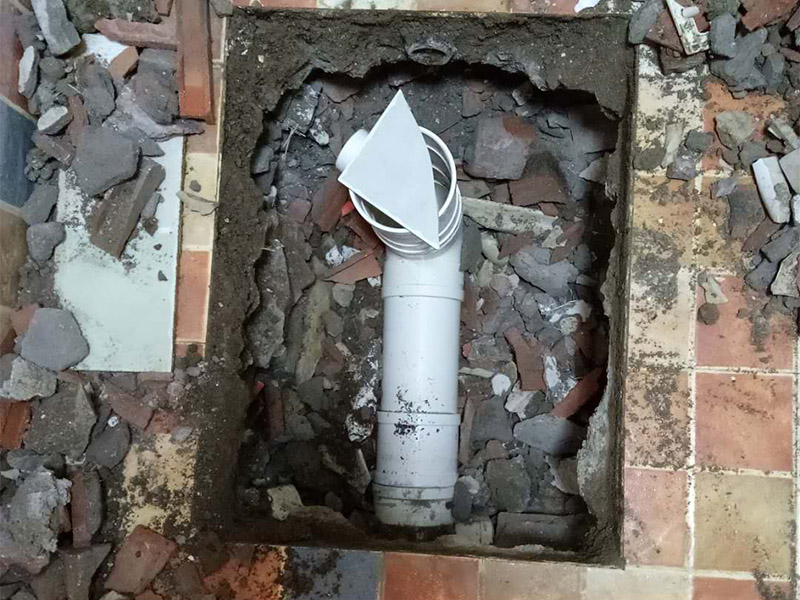 廁所管道重裝，地面找平：1、關閉水管總閥。(即水表前面的水管開關)2、打開水龍頭20分鐘，確保沒水再滴后關閉所有的水龍頭。3、關閉馬桶水箱和洗衣機等進水開關。4、打開水管總閥。5、打開總閥后20分鐘，查看水表是否走動，包括緩慢的走動。如果有走動，即為漏水了。如果沒有走動，可能沒事。建議施工完一定要進行水壓測試實驗，一般打壓8公斤，時間20-30分鐘。 在地面找平工程上，我們需要注意3個小方面，即平整度、地面抹灰及養護。地面找平對平整度有極高的要求，它通常將地面平整度分為3個環節分別采取不同的措施進行修整，嚴格控制地面落差。另一方面，地面抹灰是地面找平不可缺少的一個環節，我們常根據面層抹灰的厚度來找出地面抹平的基準線。最后但同樣重要的是地面的養護，在地面找平工作完成后是需要對地面進行養護的，我們可以通過適量灑水養護，并且養護的時間應該不少于7天，這樣才能保證地面找平工程的質量。