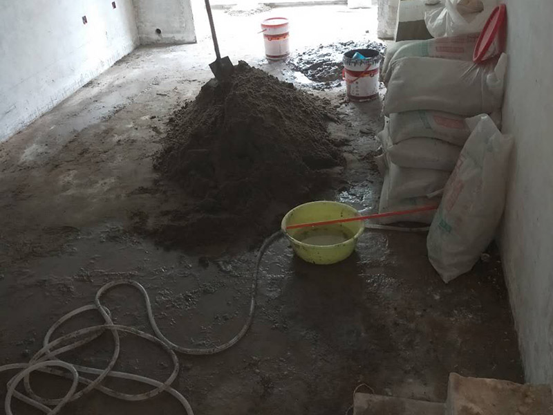 客廳地磚鋪貼裝修：首先將沙子和水泥按照3：1的比例混合后兌少量的水，使水泥和沙子混合到可以用手攥成團的黏稠度；接著在鋪磚之前先將要鋪的地方用水潑濕。將開始和好的水泥和沙子鏟到你要鋪瓷磚的地方，鏟完以后用小鏟子初步抹平。然后瓷磚背后抹上開始和好的那盆比較稠的水泥漿，再將抹好水泥的磚小心平放到要鋪的地方，注意對縫。再用橡膠小榔頭敲實，用水平尺找平。最后在側邊用小榔頭的把手堵嚴實，完工。