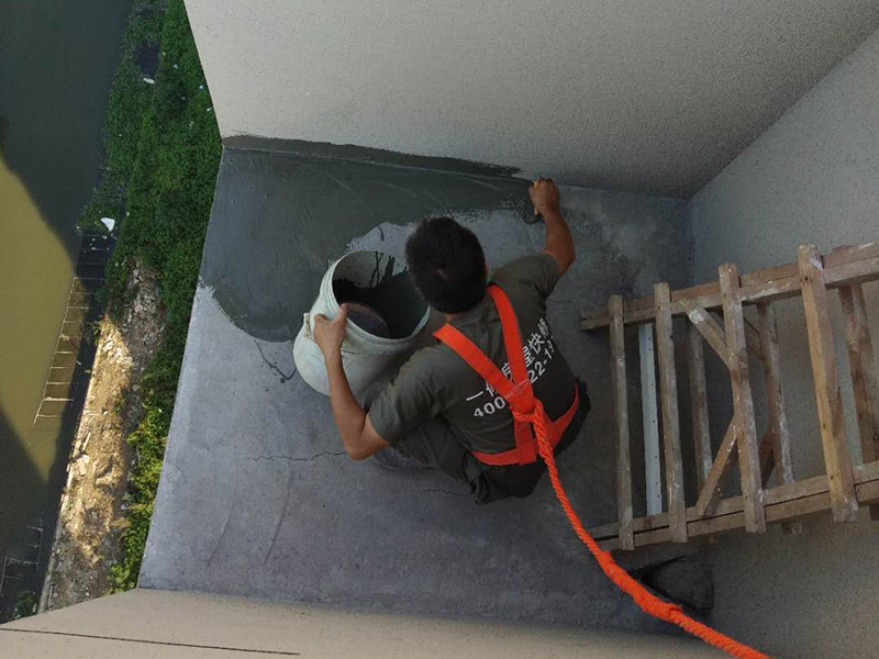 陽臺頂部外墻防水裝修：1、根據現場實際情況，對防水部位基層原有的外墻涂料進行清理，特別是基層破碎處、松動處進行徹底清除干凈，露出堅硬基礎。2、在基層處理干凈的基礎上，用高檔有機硅防水涂料與水按1：2的比例稀釋后，摻入高標號水泥做成灰膏，對砂眼、蜂窩、龜裂做細部處理。3、對不規則的龜裂進行修補時，超過2mm的龜裂用長絲無紡布與有機硅外墻專用涂料進行貼粘修補，以免龜裂紋繼續擴大。4、對窗口四周、檐底、預埋件、穿墻管等重要部位做加強處理。5、涂料采用涂刷法施工，涂刷的方向、行程長短應一致，涂刷應均勻不得漏刷。6、機械噴涂施工時做到噴涂均勻，壓茬到位，不得漏噴，使表面光滑。7、施工完畢后將現場衛生清理干凈。
