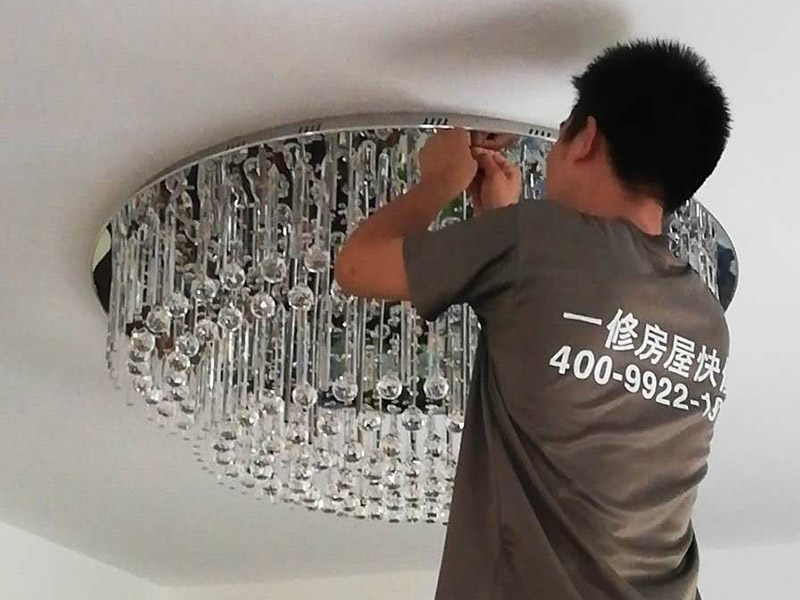 水晶吸頂燈裝修：1、安裝水晶吸頂燈的房間天花上確定安裝位置，并且預埋上螺栓，或用膨脹螺栓、尼龍塞或塑料塞固定，一般都采用膨脹螺栓; 2、當采用膨脹螺栓固定時，應按產品的技術要求選擇螺栓規格，其鉆孔直徑和埋設深度要與螺栓規格相符; 3、水晶吸頂燈安裝前檢查引向每個燈飾的導線線芯的截面，銅芯軟線不小于0.4mm2，銅芯不小于0.5mm2，否則引線必須更換;導線與燈頭的連接、燈頭間并聯導線的連接要牢固，電氣接觸應良好，以免由于接觸不良，出現導線與接線端之間產生火花，而發生危險; 4、將水晶吸頂燈固定在預埋的膨脹螺栓上，且每個燈飾用于固定的螺栓或螺釘不應少于2個; 5、連接水晶吸頂燈電線，使其通電，并檢查水晶吸頂燈是否固定牢固。 6、檢查電路連接是否正常。
