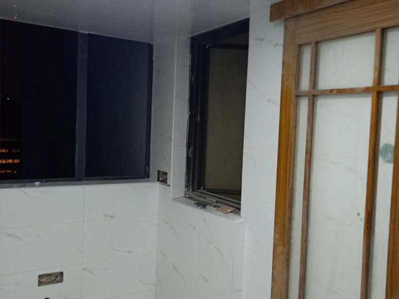 衛生間瓷磚鋪貼：基層處理：把沾在基層上的浮漿、落地灰等用暫子或鋼絲刷清理掉，再用掃帚將浮土清掃干凈。找標高：根據水平標準線和設計厚度，在四周墻、柱上彈出面層的上平標高控制線。排磚：將房間依照磚的尺寸留縫大小，排出磚的放置位置，并在基層地面彈出十字控制線和分格線。鋪設結合層砂漿：鋪設前應將基底濕潤，并在基底上刷一道素水泥漿或界面結合劑，隨刷隨鋪設攪拌均勻的干硬性水泥砂漿。鋪磚時應先在房間中間按照十字線鋪設十字控制磚，之后按照十字控制磚向四周鋪設，并隨時用2m靠尺和水平尺檢查平整度。大面積鋪貼時應分段、分部位鋪貼。養護：當磚面層鋪貼完24h內應開始澆水養護，養護時間不得小于7d。