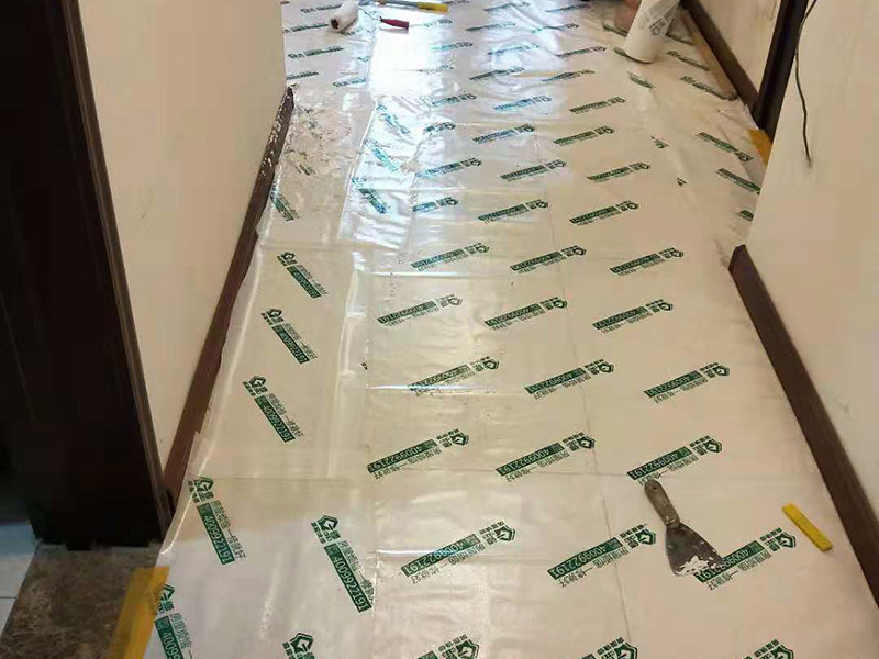 墻面起霉空鼓維修：確定空鼓的具體位置，用粉筆畫出切割線，切割線比空鼓部位寬出不少于100mm。切割線必須整潔規(guī)范，做成長方形或正方形。畫好切割線后用砂輪切割機切開，禁止未切割就直接打鑿。打鑿必須干凈，清理到基層。掛鋼絲網(wǎng)，噴霧器灑水濕潤。先在底面及四周刷801膠素水泥漿一遍，12小時內進行噴水養(yǎng)護不少于3天。分兩次用和原面層相同材料的1:2水泥砂漿填補并搓平。修補完后用噴霧器噴水養(yǎng)護不少于3天。