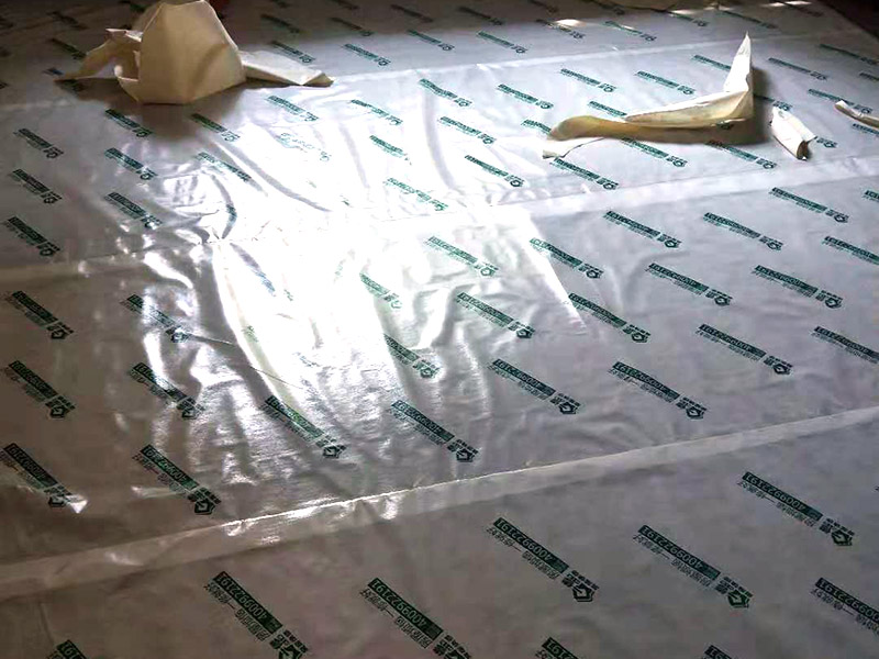 墻面起霉空鼓維修：確定空鼓的具體位置，用粉筆畫出切割線，切割線比空鼓部位寬出不少于100mm。切割線必須整潔規(guī)范，做成長方形或正方形。畫好切割線后用砂輪切割機切開，禁止未切割就直接打鑿。打鑿必須干凈，清理到基層。掛鋼絲網(wǎng)，噴霧器灑水濕潤。先在底面及四周刷801膠素水泥漿一遍，12小時內進行噴水養(yǎng)護不少于3天。分兩次用和原面層相同材料的1:2水泥砂漿填補并搓平。修補完后用噴霧器噴水養(yǎng)護不少于3天。