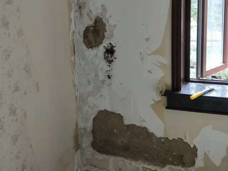 墻面起霉空鼓維修：確定空鼓的具體位置，用粉筆畫出切割線，切割線比空鼓部位寬出不少于100mm。切割線必須整潔規(guī)范，做成長方形或正方形。畫好切割線后用砂輪切割機切開，禁止未切割就直接打鑿。打鑿必須干凈，清理到基層。掛鋼絲網(wǎng)，噴霧器灑水濕潤。先在底面及四周刷801膠素水泥漿一遍，12小時內進行噴水養(yǎng)護不少于3天。分兩次用和原面層相同材料的1:2水泥砂漿填補并搓平。修補完后用噴霧器噴水養(yǎng)護不少于3天。