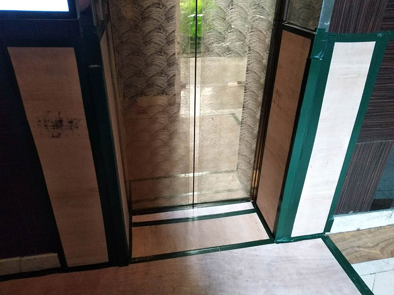 過道保護裝修：1、入戶門扇進行包裹保護，用透明膠帶將保護膜粘貼牢固平整。2、過道整鋪保護膜，這樣就不會造成在運輸材料過程中造成過道瓷磚的損壞。3、過道電梯、墻壁要保護膜包裹，用透明膠帶粘貼，防止碰撞造成墻壁的擦掛。 窗戶玻璃保護規范為：只保護玻璃部分，使用膩子膠水粘實。
