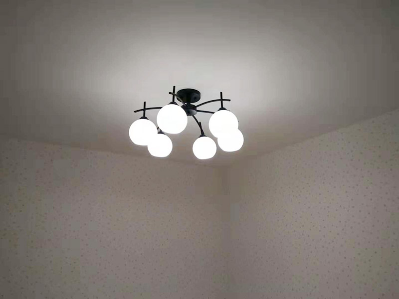 全屋吊燈安裝：1、燈具檢查 檢查燈具安裝附件，查看廠家相關文件和技術是否齊全，燈具外觀是否損壞，是否有變形、金屬脫落、腐蝕等現象。 2. 燈具組裝 將燈具各部分連接成一個整體，燈具螺紋的長度應適當，對于多余的螺紋頭應鍍錫，注意火線與零線的區別，并將線拉直。 3、燈具安裝 燈頭電源線應足夠，然后將剩余的電線切斷，取出線頭，用螺絲將燈頭安裝在接線盒上。 4、通電試運行 安裝完成后，打開電源，檢測是否通電。