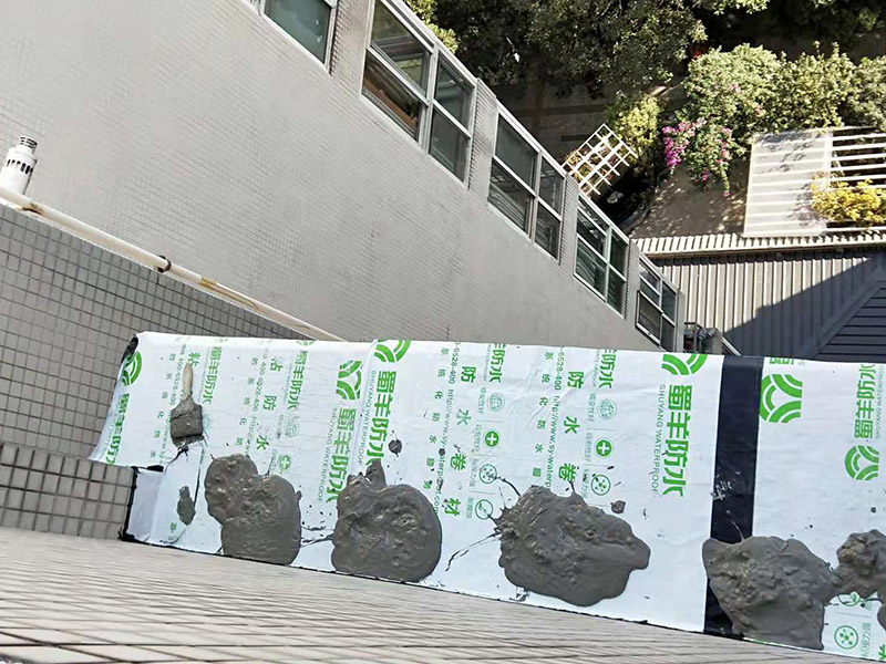 窗戶臺防水維修：(1)清理窗框周邊，查找滲漏縫隙，分析滲漏原因; (2)對于墻體內部存在空穴的部位，根據具體情況考慮化學灌漿或填充其它彈性防水材料; (3)清理縫隙表面，其表面不應有油污，浮塵等隔離物; (4)在窗框周邊縫隙內嵌填彈性密封材料; (5)試水檢驗防水效果。 主要是在窗戶的外面做防水處理，一般是墻面上批刮耐水膩子、刷防水涂料。當然，如果事先做一下基礎防水的話，那么防水的效果會更好了。