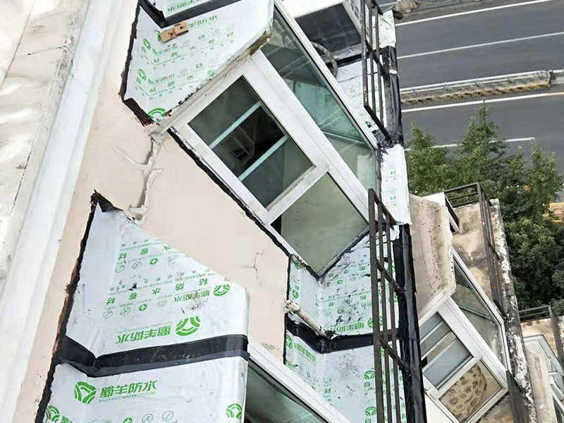窗戶臺防水維修：(1)清理窗框周邊，查找滲漏縫隙，分析滲漏原因; (2)對于墻體內部存在空穴的部位，根據具體情況考慮化學灌漿或填充其它彈性防水材料; (3)清理縫隙表面，其表面不應有油污，浮塵等隔離物; (4)在窗框周邊縫隙內嵌填彈性密封材料; (5)試水檢驗防水效果。 主要是在窗戶的外面做防水處理，一般是墻面上批刮耐水膩子、刷防水涂料。當然，如果事先做一下基礎防水的話，那么防水的效果會更好了。