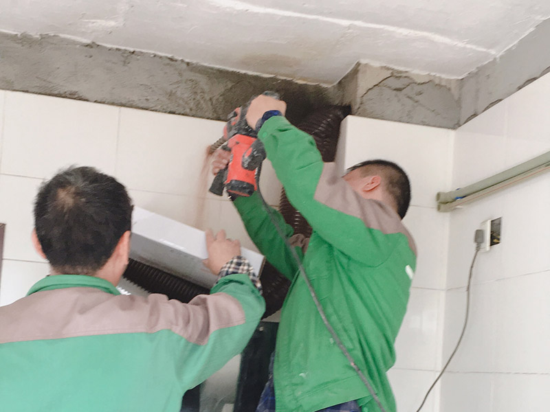 墻面打穿墻孔：1. 水泥墻打孔的方法 1)  在墻面固定擱板有好幾種方法：窄一點的能夠先在墻上釘上木條，通常的紅磚墻面能夠直接用水泥鋼釘釘入，假如是混凝土墻面</a>就先要用電錘打孔然后用木楔敲入孔內再釘上木條，接下來即是把擱板固定在木便條上面，不和再用其它木板跟木便條鑲平再釘上飾面板刷上油漆。 2)  但佳固定在墻角上也即是說在兩面墻的交接處這么多了一個支撐點比較健壯擱板也能適當的寬一點。還有即是你說的先在墻面上開槽再把木板插進去旁邊的縫隙再用水泥填滿，這種方法的承重力比較大但是槽要開得深一點。通常來講這種擱板的寬度不宜超越三十公分并且佳做成上下崎嶇狀或階梯狀這么既漂亮又健壯。假如想當書桌就必須要有支撐了。