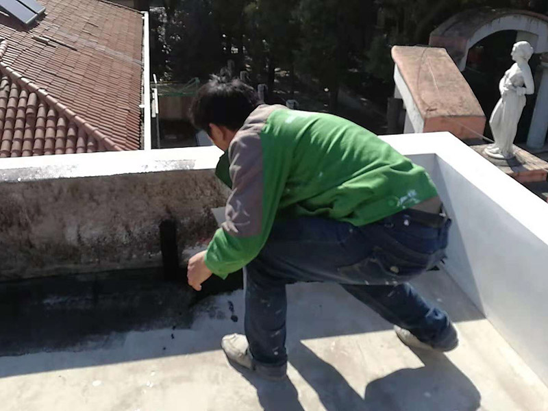屋頂刷防水維修：1、清理基層，施工前要將基層表面的塵土和雜物清理干凈，然后用熱熔法改性瀝青卷材對防水層施工前在水落口、管根、陰陽角等細部先做好附加層。 2、鋪貼卷材，首先卷材的厚度要符合要求，將防水卷材裁剪成相應的尺寸，用火焰噴槍加熱基層和卷材的交接處，趁卷材的材面剛剛熔化時將卷材向前滾鋪、粘貼。鋪貼平面與立面相連接的卷材應由下向上進行。 3、熱熔封邊，用噴槍將卷材搭接處加熱，讓其粘結牢固，然后涂刷第一遍防水涂料。防水施工前要先保證地面干凈、干燥，防水涂料要滿涂，確保無遺漏，與基層結合要牢固，無裂紋和氣泡等，防水涂料厚度要達到產品規定的要求。 4、待第一遍防水涂料完全干透之后再進行第二遍防水涂刷，第一遍防水涂料沒有完全干透就進行第二遍防水施工的話會使防水效果大打折扣。 5、鋪保護層，防水工作做完后，在表面鋪上保護層，是為了防止之后的施工把防水層破壞，保護層鋪貼要完全覆蓋防水層，做到無遺漏，與基層結合牢固無氣泡和脫落現象發生。 6、閉水試驗，閉水試驗時水的高度不能低于2cm，然后觀察24小時以上，看其有無滲漏的現象發生，如果沒有才算合格。