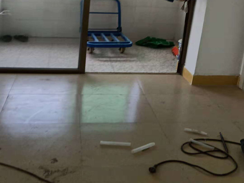 地磚拆除：拆除地面磚最容易的方法是,先想辦法撬開大門口的那塊地磚,因為那塊磚是有一邊露在外面的,比較容易撬開。再用扁的鑿子一片片的往里撬,如果水泥砂漿做得不是特別牢的話,可以用錘子把扁鑿敲進地磚和水泥地面中間的縫隙里的,那樣就能把地磚整塊的撬起來。這樣的方法比用錘子從正面敲碎地磚要容易得多。如果順利的話,可能全部能夠撬起來。如果有一小部份撬不起來的。再用錘子敲碎就行了。