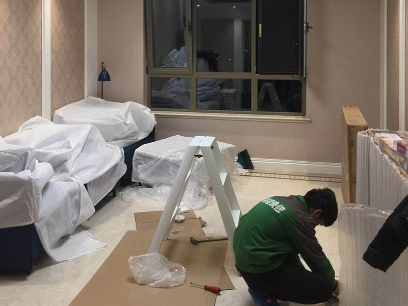 安裝燈具：1、燈具檢查 檢查燈具的安裝配件，看生產商的有關文件和技術是否齊全，看燈具的外觀是否有損壞，有無變形、金屬脫落、腐蝕等現象。 2、組裝燈具 將燈具部件連成一體，燈的穿線長度要適宜，對于多出的線頭應搪錫，要注意區分火線和零線，將線路理順。 3、燈具安裝 燈具電源線要留足，然后剪去余線，剝出線頭，再用螺釘將燈座安裝在接線盒上。 4、通電試運行 安裝完成后，打開電源，檢測是否通電。