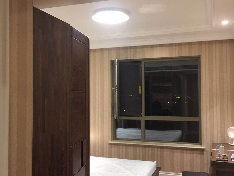 安裝燈具：1、燈具檢查 檢查燈具的安裝配件，看生產商的有關文件和技術是否齊全，看燈具的外觀是否有損壞，有無變形、金屬脫落、腐蝕等現象。 2、組裝燈具 將燈具部件連成一體，燈的穿線長度要適宜，對于多出的線頭應搪錫，要注意區分火線和零線，將線路理順。 3、燈具安裝 燈具電源線要留足，然后剪去余線，剝出線頭，再用螺釘將燈座安裝在接線盒上。 4、通電試運行 安裝完成后，打開電源，檢測是否通電。