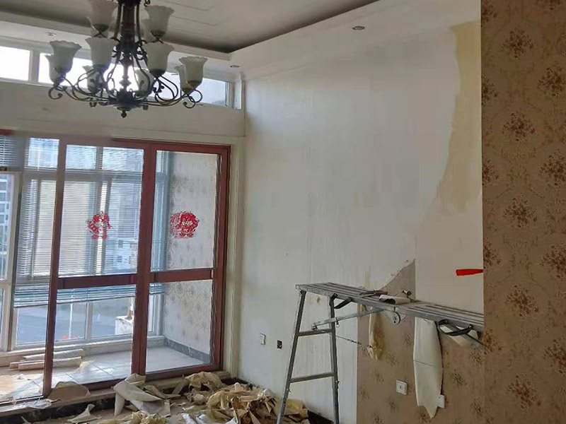 客廳撕墻紙：1：墻紙撕下來之前先涂抹清水或墻紙剝除劑，等待數(shù)分鐘，令其將墻紙完全浸透。 2：在下一個(gè)墻紙帶上重復(fù)相同的處理，然后回到第一條紙帶，再用制劑從上到下重新將墻紙浸濕。用約8.9厘米寬、帶可動(dòng)刀片的多用刮墻刀開始撕掉墻紙。從切好的一條水平墻紙帶開始，將刀片放在其上緣的下面，并且刮刀要與水平面呈30度角，滑動(dòng)刀片將潤(rùn)濕的墻紙刮下。一條與刮刀同寬的墻紙會(huì)隨著刀刃脫落，并隨著刀片向下推動(dòng)而卷在刮刀上。 3：繼續(xù)向下推，直到墻紙不能再被剝落為止。如刮下來的墻紙帶斷裂，可將這一區(qū)域重新浸潤(rùn)，然后開始刮除另一條紙帶。如果在重復(fù)浸潤(rùn)和刮除之后，墻面仍殘留明顯的粘合劑痕跡，就需要采用另外一種方法來處理。在用石膏板建成的墻面上，用墻紙刮刀按照上述方法，水平切開墻紙，但不要將其潤(rùn)濕。只要慢慢地將其從墻面上刮下或撕掉即可。