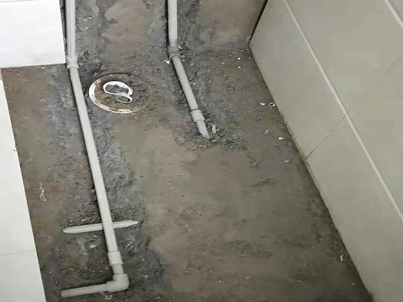 管道改造防水粉刷：1、施工前進行墻、地面修補。將墻面地面瓷磚拆除以后，用水泥砂漿找平，然后再做防水施工，這樣可以避免因厚薄不均而造成滲漏，在拆除衛生間墻磚和地磚的時候，要仔細檢查墻面是否有空鼓、起沙河開裂等現象，同時檢查墻面的接縫處和其它的邊邊角角等容易出現問題的地方，發現問題一定要仔細修補，然后才能做防水。 2、刷防水涂料。刷第一遍防水涂料前要確保工地干凈、干燥。刷涂料時要涂滿無遺漏，與基層結合牢固，無裂紋，無氣泡，無脫落現象，涂刷高度一致，厚度要達到產品規定要求。然后再重復步驟刷第二遍，這里要注意第一、第二遍防水涂料間需要有一定時間間隔，待第一遍涂料干透后才能進行第二遍，具體時間視涂料而定。間隔時間太短，防水的效果會大打折扣，此外，最好在房屋的陰陽角、地漏和管道等地方多做一次防水。 3、鋪設保護層。為防止之后的施工破壞防水層，需在防水涂料表面鋪上保護層。保護層要完全覆蓋防水層，無遺漏，與基層結合牢固，無裂紋，無氣泡，無脫落現象。 4、做閉水試驗。進行閉水試驗時，地面最高點的水不能低于2厘米，保存至少24小時，觀察無滲漏現象后方算合格。如有滲漏，一定要重做，絕不能疏忽大意。