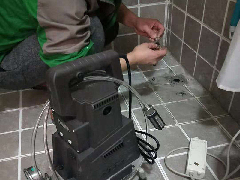 衛(wèi)生間地面注漿防水：注漿堵漏注漿堵漏之清理:詳細(xì)檢查、分析滲漏情況，確定灌漿孔位置及間距。清理干凈需要施工的區(qū)域，鑿除砼表面析出物，確保表面干凈。 注漿堵漏之鉆孔:使用鉆孔工具沿孔洞四周鉆泄壓孔，鉆頭直徑為14mm,鉆孔角度宜≦45°，鉆孔深度≦結(jié)構(gòu)厚度的2/3，鉆孔必須斜穿過(guò)主漏水孔。墻面慢滲則分別在滲水面鉆梅花孔。用清洗機(jī)沖洗灌漿孔，直至灌漿孔出水清澈則可進(jìn)行下一步工作。 注漿堵漏之埋嘴:觀察主漏水孔的壓力，水流不急壓力不大時(shí)可用快干堵漏劑埋注灌漿止水針頭。當(dāng)結(jié)構(gòu)達(dá)到一定的強(qiáng)度沒(méi)有滲漏時(shí)，其它泄水孔分別安裝膨脹止水針頭，用專用內(nèi)六角扳手?jǐn)Q緊，使灌漿嘴周圍與鉆孔之間無(wú)空隙，不漏水。單孔逐一連續(xù)進(jìn)行。當(dāng)相鄰孔開始出漿后，保持壓力3~5分鐘，即可停止本孔灌漿，改注相鄰灌漿孔。 待所有的孔都灌完后，回到先前靠前個(gè)灌漿孔，再次灌漿以保證壓力較大化。