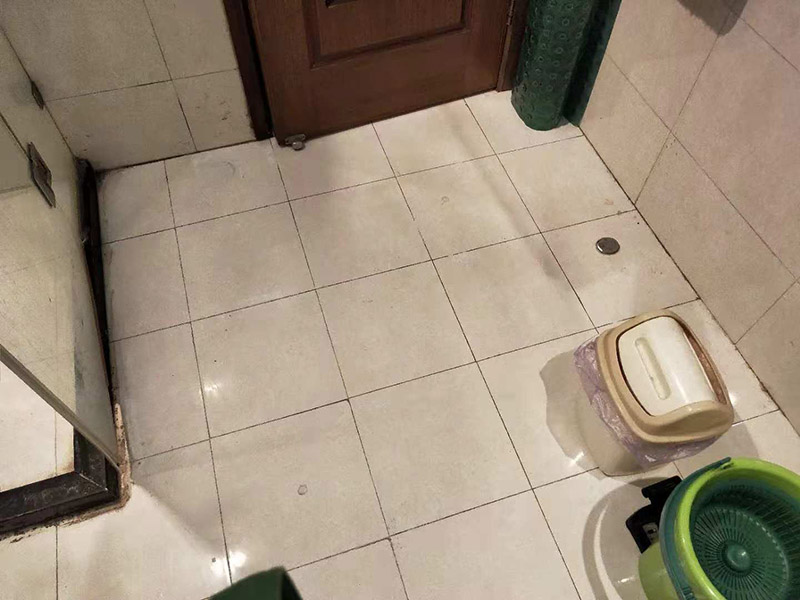 衛(wèi)生間地面注漿防水：注漿堵漏注漿堵漏之清理:詳細(xì)檢查、分析滲漏情況，確定灌漿孔位置及間距。清理干凈需要施工的區(qū)域，鑿除砼表面析出物，確保表面干凈。 注漿堵漏之鉆孔:使用鉆孔工具沿孔洞四周鉆泄壓孔，鉆頭直徑為14mm,鉆孔角度宜≦45°，鉆孔深度≦結(jié)構(gòu)厚度的2/3，鉆孔必須斜穿過(guò)主漏水孔。墻面慢滲則分別在滲水面鉆梅花孔。用清洗機(jī)沖洗灌漿孔，直至灌漿孔出水清澈則可進(jìn)行下一步工作。 注漿堵漏之埋嘴:觀察主漏水孔的壓力，水流不急壓力不大時(shí)可用快干堵漏劑埋注灌漿止水針頭。當(dāng)結(jié)構(gòu)達(dá)到一定的強(qiáng)度沒(méi)有滲漏時(shí)，其它泄水孔分別安裝膨脹止水針頭，用專用內(nèi)六角扳手?jǐn)Q緊，使灌漿嘴周圍與鉆孔之間無(wú)空隙，不漏水。單孔逐一連續(xù)進(jìn)行。當(dāng)相鄰孔開始出漿后，保持壓力3~5分鐘，即可停止本孔灌漿，改注相鄰灌漿孔。 待所有的孔都灌完后，回到先前靠前個(gè)灌漿孔，再次灌漿以保證壓力較大化。