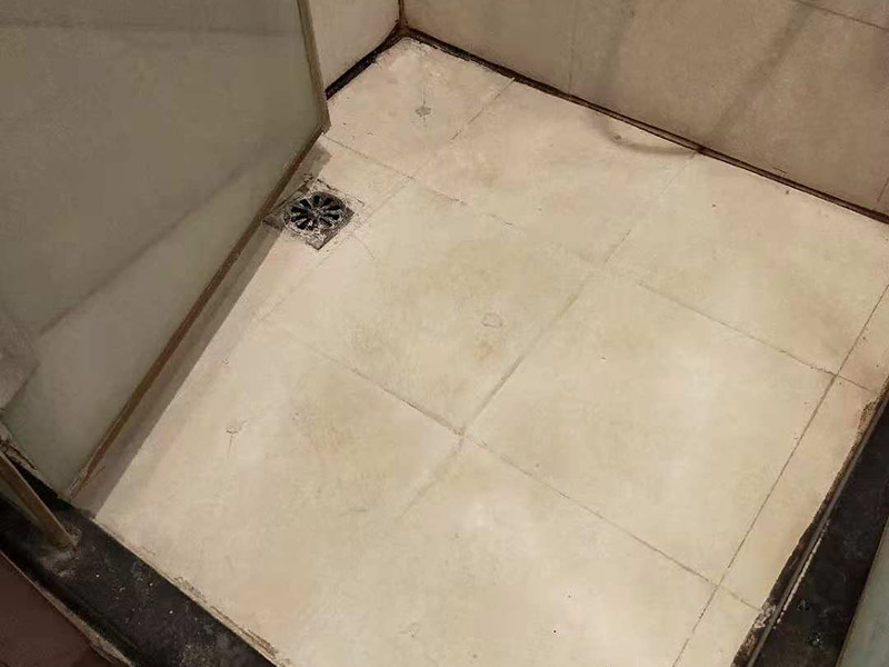 衛(wèi)生間地面注漿防水：注漿堵漏注漿堵漏之清理:詳細(xì)檢查、分析滲漏情況，確定灌漿孔位置及間距。清理干凈需要施工的區(qū)域，鑿除砼表面析出物，確保表面干凈。 注漿堵漏之鉆孔:使用鉆孔工具沿孔洞四周鉆泄壓孔，鉆頭直徑為14mm,鉆孔角度宜≦45°，鉆孔深度≦結(jié)構(gòu)厚度的2/3，鉆孔必須斜穿過(guò)主漏水孔。墻面慢滲則分別在滲水面鉆梅花孔。用清洗機(jī)沖洗灌漿孔，直至灌漿孔出水清澈則可進(jìn)行下一步工作。 注漿堵漏之埋嘴:觀察主漏水孔的壓力，水流不急壓力不大時(shí)可用快干堵漏劑埋注灌漿止水針頭。當(dāng)結(jié)構(gòu)達(dá)到一定的強(qiáng)度沒(méi)有滲漏時(shí)，其它泄水孔分別安裝膨脹止水針頭，用專用內(nèi)六角扳手?jǐn)Q緊，使灌漿嘴周圍與鉆孔之間無(wú)空隙，不漏水。單孔逐一連續(xù)進(jìn)行。當(dāng)相鄰孔開始出漿后，保持壓力3~5分鐘，即可停止本孔灌漿，改注相鄰灌漿孔。 待所有的孔都灌完后，回到先前靠前個(gè)灌漿孔，再次灌漿以保證壓力較大化。