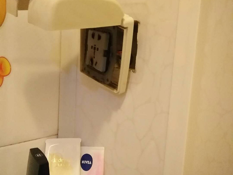 浴室插座熱水器維修：首先，我們要先看看漏電保護器上的指示燈是否亮著，這是電熱水器維修中的第一步。如果家里的電熱水器沒有安裝漏電保護開關，就要注意查看熱水器機殼上的指示燈，如果燈沒亮，可能就是電源的電壓沒有輸出，或者是漏電保護器壞了。如果燈是亮著的，可以用螺絲釘打開熱水器的蓋子，檢查內部結構是否出現故障。熱水器作為用電功率比較大的電器，有時候連接電線會比較容易老化或者是戎毀，當確定上面的維修步驟中都沒發現任何問題時，就要注意檢查是不是連接線端子和接頭有沒有被燒毀，發現之后要立即更換新的連接線，確保電熱水器正常工作。