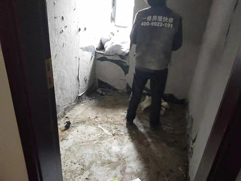廚房拆除施工：墻面上應該還有些其他東西，比如掛毛巾的架子，放廚具的架子等等。先把這些物品都小心翼翼的拆下來，還原一面光潔的墻面，才好進行拆卸工作。先用垂子敲最下面的那塊磚，把瓷磚敲松動。送動后，再用戴了手套的手把瓷磚拿下來，小心碎了瓷磚不要劃到手了。墻面內有些地方會走一些管道，有煤氣管道，有電線管道，水管，網線等等。要注意這些管道，不要把墻里面的管道破壞了，不然拆了瓷磚又惹了新的問題要處理。拆卸下來的瓷磚堆積在地上很不方便繼續工作，這個時候上面提到的推車就派上用場了。用推車把瓷磚運走，清理干凈現場，然后繼續拆卸，直到整面的墻面都拆卸完整。