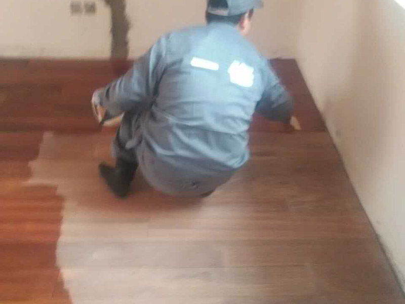 地板打磨翻新：1，首先是用打磨設備打磨地板，對室內的地板進行幾次打磨，先快速打磨一遍，然后再慢慢地打磨，讓塵蒙多日的地板逐漸顯現出它昔日的光澤。 2，是對地板進行修補，在比較大的縫隙里用水性膩子補上，選用的顏色當然是和地板相似的。3，上漆，把地板打磨后，填平縫隙，就開始刷一遍底漆。等待底漆干透后，上第二遍面漆，等面漆干透后，就可以刷第二遍面漆。 4，上蠟，整個過程需要10天左右的時間吧，到時候你家的地板就會煥然一新了。