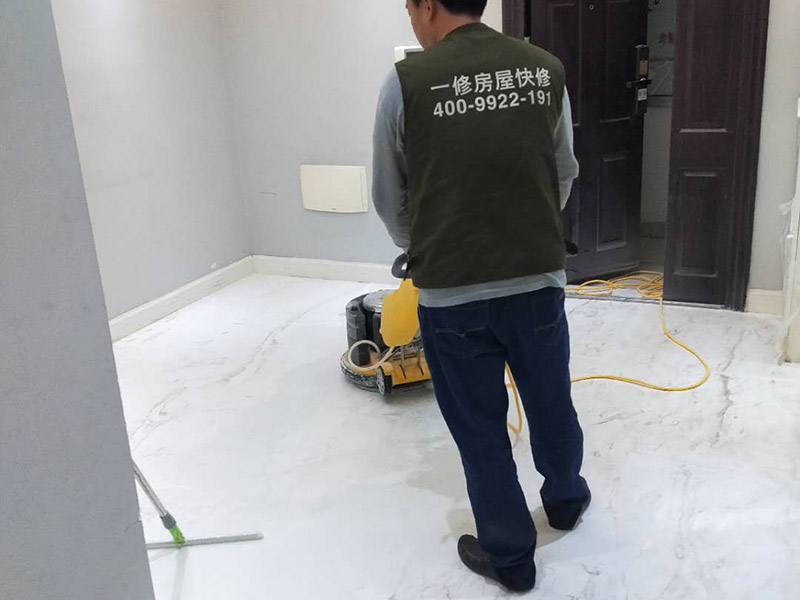 地面石材打磨翻新：用干燥清潔的地拖清理干凈，地面無沙粒、雜質(zhì)。石材表面整體清理完成后，用云石膠對(duì)每塊石材上面小的破損點(diǎn)和石材中縫進(jìn)行修補(bǔ)；待云石膠干燥以后，使用打磨機(jī)對(duì)整體地面進(jìn)行打磨，整體橫向打磨，重點(diǎn)打磨石材間的嵌縫膠處以及邊緣處，保持整體石材地面平整。完成第一遍的打磨，重新進(jìn)行云石膠嵌縫，嵌縫完成繼續(xù)進(jìn)行第二次打磨，再用石材翻新機(jī)配上鋼金石水磨片由粗到細(xì)，共需完成七次打磨打磨最終地面整體平整、光滑。