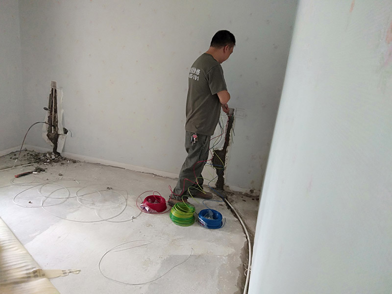 安裝PVC線管穿線：水電安裝的步驟是彈線、開槽(根據(jù)具體情況定)、布管、穿線、驗收、封管，這樣水電就算安裝完畢，1、用扁鑿和錘子按設(shè)計好的線路把墻開槽，深度和寬度根據(jù)下線管直徑確定；2、根據(jù)長度用手鋼鋸把下線管裁剪到合適長度；3、把電線穿進(jìn)下線管；4、把下線管用線卡子固定在開出的線槽；5、和好水泥，把水泥抹進(jìn)墻槽，用抹泥刀抹平；6、打膩子、刷涂料。