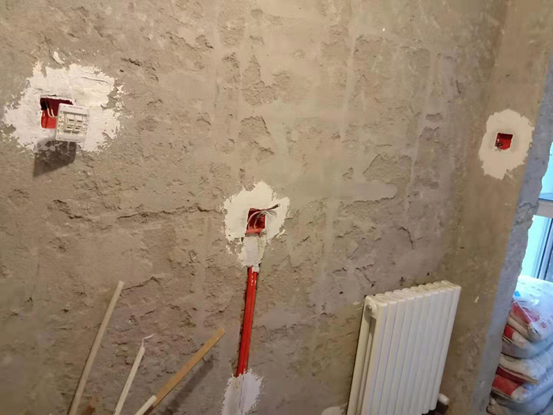 廚房線路改造：插座、照明分線走：插座要設地線以保證用電安全，共有3根電線，而照明系統不用設地線，只有兩根線，因此兩支路線最好分開，即使電路出現問題也便于維修。開關插座遠離水槽灶具：廚房開關和插座如果靠近灶具，溫度較高容易加速電路老化;也要遠離水槽，避免受潮而發生漏電事故。凈水器的電源開關和插座最好放在水槽柜的旁邊，使用防水開關和插座，避免因為潮濕而漏電。
