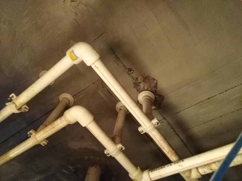 廁所防水，水管打壓測(cè)試：首先要進(jìn)行地面處理，確保地面干凈，沒(méi)有任何雜物污染，基層表面堅(jiān)實(shí)，無(wú)脫皮等現(xiàn)象，我們還要進(jìn)行地面找平，保證地面平整，沒(méi)有較大的缺陷和補(bǔ)痕。防水涂料要刷全面，與基層結(jié)合牢固，不會(huì)出現(xiàn)氣泡，脫落等問(wèn)題。我們涂刷時(shí)，要由下至上，先墻后地涂刷。一般來(lái)說(shuō)，衛(wèi)生間的防水要做到180厘米，非淋浴墻面防水不能低于35厘米。小編建議防水統(tǒng)一做到180厘米。刷涂料不僅要注意高度，還有注意涂刷的厚度，國(guó)家規(guī)定防水涂料要涂到1.5毫米厚。防水涂料是要刷兩遍，第二遍涂料是要等第一遍涂料干透之后才能開(kāi)始刷。