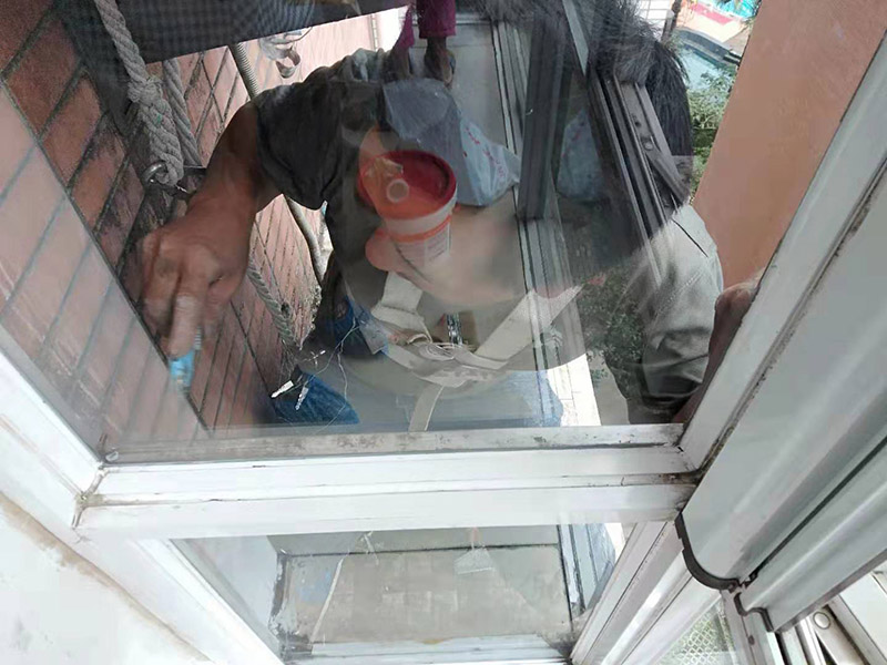 窗戶打膠刷防水:窗框就位→框固定→填塞縫隙→安五金配件→安玻璃→打膠、清理。當門窗采用預埋木磚法與墻體連接時，木磚應進行防腐處理，窗框與洞口之間的伸縮縫內腔應采用閉孔泡沫塑料、發泡聚苯乙燃等彈性材料分層填塞，表面用密封膠密封。