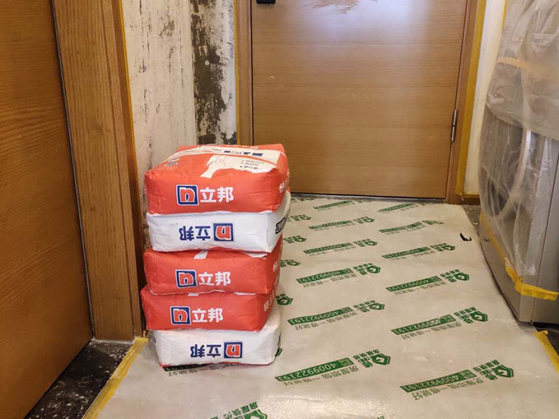 墻面拆除翻新：舊墻面翻新自己動手首先用水將墻面浸濕，這樣在鏟除墻面時比較省力，墻面必須要鏟到露出水泥砂漿面。然后是涂刷界面劑，一定要全部都刷到而且要均勻。墻面的裂縫通常都是用牛皮紙帶及白乳膠來貼住，但不能保證它能百分百不再開裂。如果墻面凹凸不平，那么就需要用石膏來找平，誤差最好不要超過0.5公分。非承重墻一般都是需要貼布的，所以最好選擇質地好的墻布和白乳膠，有條件的話可以使用網格布，對于防裂效果會更好。  在挑選膩子時應該選顆粒細度高及質地較硬的，或是把白乳膠添加到膩子中提高膩子的硬度。打磨墻面要選用細砂紙，砂紙如果過粗會在墻面上留下很深的砂痕，就算是刷漆也沒辦法遮蓋住。墻面打磨之后要清掃一遍，否則粉塵過多會影響到漆的附著力。