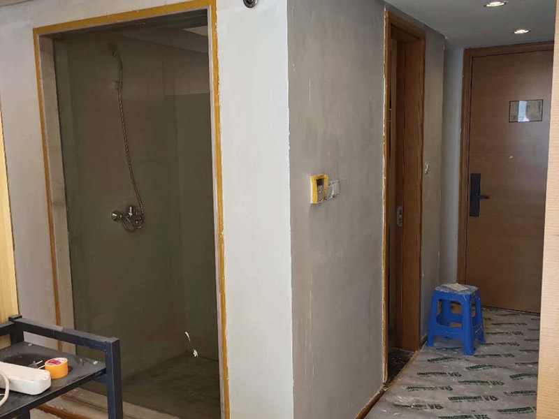 墻面拆除翻新：舊墻面翻新自己動手首先用水將墻面浸濕，這樣在鏟除墻面時比較省力，墻面必須要鏟到露出水泥砂漿面。然后是涂刷界面劑，一定要全部都刷到而且要均勻。墻面的裂縫通常都是用牛皮紙帶及白乳膠來貼住，但不能保證它能百分百不再開裂。如果墻面凹凸不平，那么就需要用石膏來找平，誤差最好不要超過0.5公分。非承重墻一般都是需要貼布的，所以最好選擇質地好的墻布和白乳膠，有條件的話可以使用網格布，對于防裂效果會更好。  在挑選膩子時應該選顆粒細度高及質地較硬的，或是把白乳膠添加到膩子中提高膩子的硬度。打磨墻面要選用細砂紙，砂紙如果過粗會在墻面上留下很深的砂痕，就算是刷漆也沒辦法遮蓋住。墻面打磨之后要清掃一遍，否則粉塵過多會影響到漆的附著力。