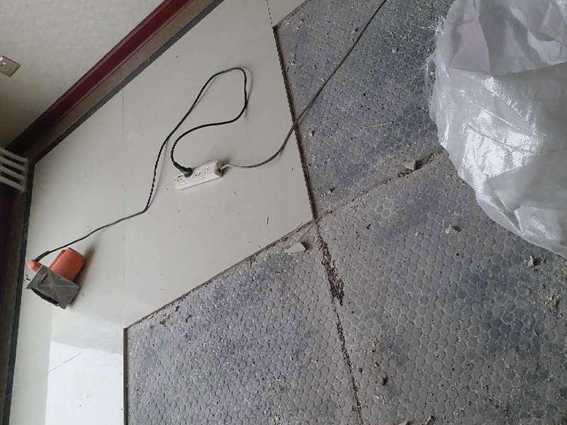局部地磚修補：地磚使用的時間長了,難免會出現各種各樣的問題,地磚脫落就是很常見的問題之一，這多半是因為施工不當或者地磚老化而導致的。因為每家每戶地磚脫落的情況不同，因此相對于的解決方案也是不同的。如果砂漿未松動的話，只是瓷磚脫落的話，大家可以先把瓷磚背面和四周粘附的砂漿刮凈，再用107膠摻入少許水泥攪成糊狀，在瓷磚背面均勻地涂上薄薄的一層，稍后壓緊瓷磚就會粘牢了;如果地磚砂漿已剝落的話，那就要在原基面上輕輕鑿些毛坑后，再拌有107膠的沙漿重新鑲貼，在基礎面上刷一層后將脫落的瓷磚壓上去，直至沙漿硬化。