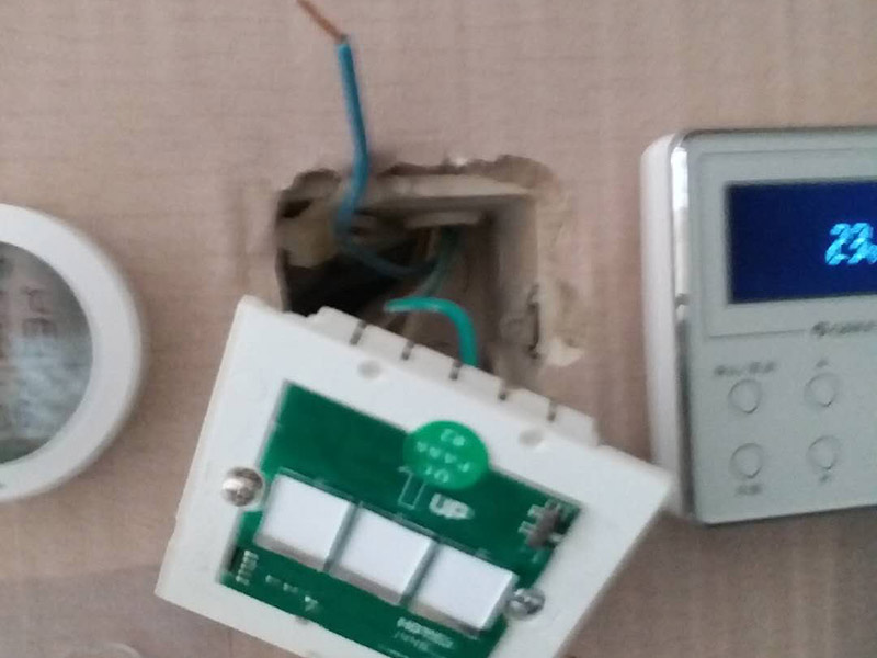 更換開關插座面板：首先斷開家里的總電源，然后用改錐撬動開關面板邊上的凹槽，面板的第1層就打開了，可以看到里面有兩顆螺絲擰開，這樣整個面板就可以被拉出，可以看到里面的電盒，以及電線，擰開面板里面的螺絲把電線取出，但是要記住，電線的位置，他們分別是火線，地線，零線。然后換上新的面板，注意三根電線千萬不要接錯，位置是一樣的，換好以后，按照原來的順序安裝好面板打開電源，試一下開關，正常了就可以了。