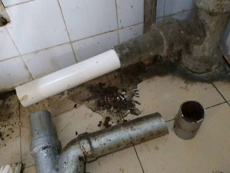管道更換維修：關(guān)閉表前閥，打開門窗保持空氣流動，降低室內(nèi)天然氣濃度。禁止使用油煙機(jī)換氣及其它電器開關(guān)！嚴(yán)禁使用其它明火！ 待戶內(nèi)天然氣濃度降低到安全范圍以內(nèi)時(shí)，方可重新打開表前閥，用已進(jìn)行預(yù)熱的檢漏儀，依次從立管進(jìn)氣口開始到用氣設(shè)備（熱水器和爐具等）進(jìn)行檢查。 找出漏氣點(diǎn)后應(yīng)先做好明顯標(biāo)記，然后再次關(guān)閉表前閥進(jìn)行處理。