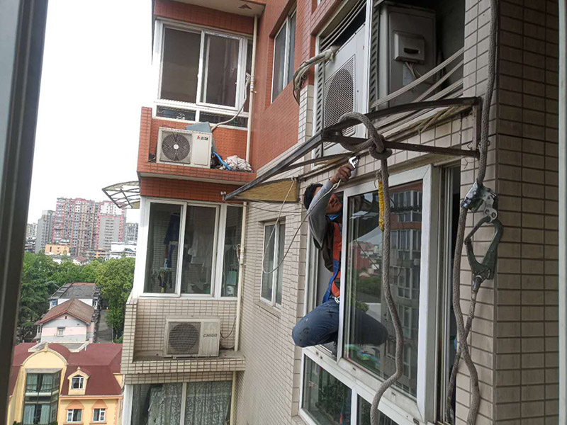 雨棚拆除：如果僅僅是在一層，作為進戶雨篷，則不計算：1.雨篷結(jié)構(gòu)的外邊線至外墻結(jié)構(gòu)外邊線的寬度超過2.10m者，應(yīng)按雨篷結(jié)構(gòu)板的水平投影面積的1／2計算。 2.建筑物的陽臺均應(yīng)按其水平投影面積的1／2計算。 3.有永久性頂蓋無圍護結(jié)構(gòu)的車棚、貨棚、站臺、加油站、收費站等，應(yīng)按其頂蓋水平投影面積的1／2計算。 4.有永久性頂蓋的室外樓梯，應(yīng)按建筑物自然層的水平投影面積的1／2計算。