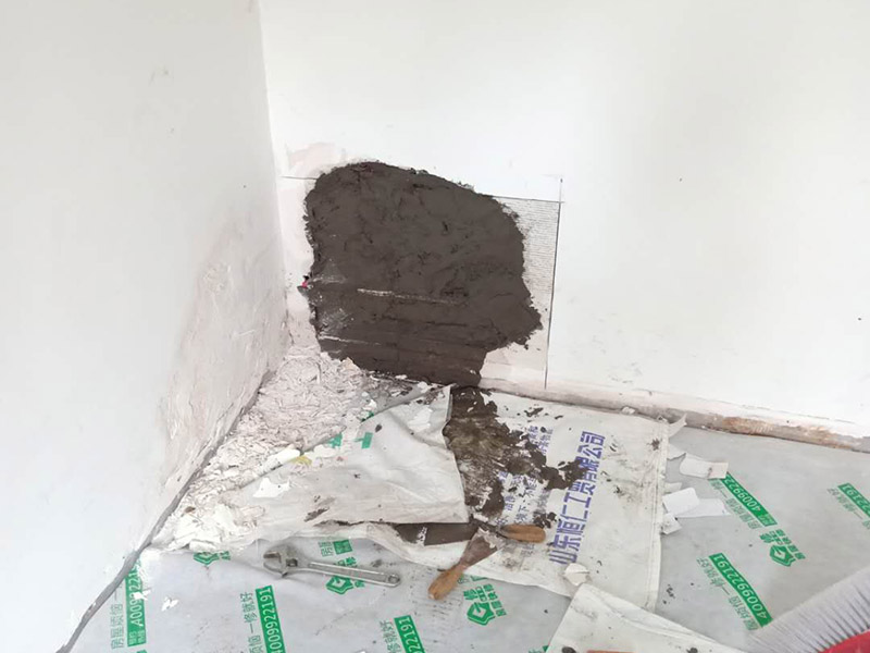 墻面局部修復：舊墻的清潔主要是對墻面原有的裝修和裝飾進行清除。一般為對乳膠漆和膩子層、木裝修、墻紙等的清除。墻面基底處理一定要做好,對于粉化嚴重的要進行鏟除,再抹上一層白水泥。對于原來墻面過于光滑的，要進行打磨處理,對于粘結不牢的表皮要進行祛除，便于涂層材料與墻體表面的結合。墻面底漆的涂刷是為了抗堿防潮、封固基材同時對于面漆的質感與遮蓋力也有所提高。對于墻面局部翻新工程，底漆是十分必要的,如果忽略了刷底漆，直接使用面漆的話,一段時間后墻面容易出現起泡、發霉等現象。