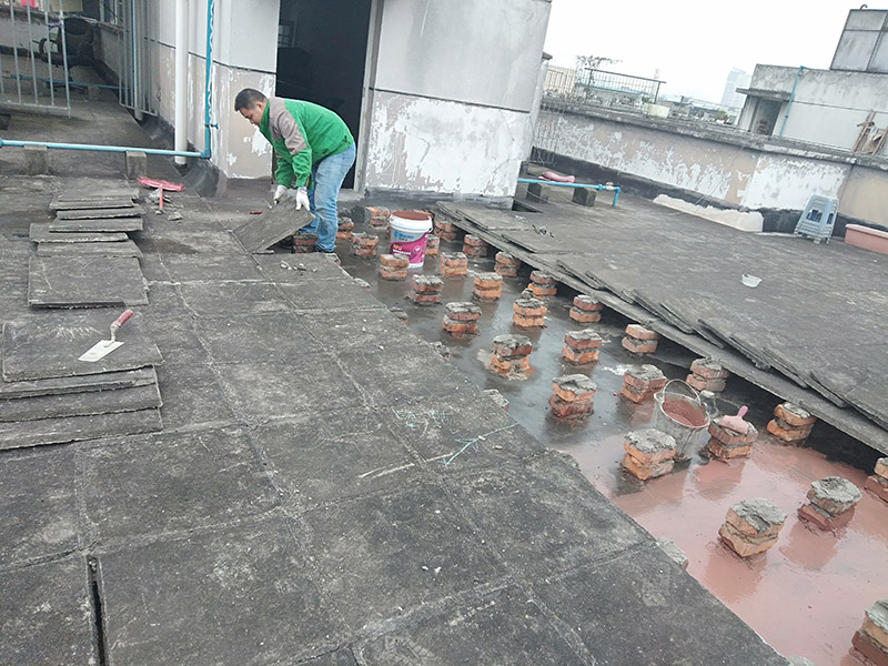 屋面防水施工：涂膜防水層依附于基層，基層質量好壞，直接影響防水涂膜的質量。因而在涂膜施工前，應對基層進行認真的檢查和必要的處理，使之達到涂膜施工的要求。涂料的涂布應采取“先高后低、先遠后近、先立面后平面”的施工順序。同一屋面上先涂布排水比較集中的水落口、天溝、檐口等節點部位，再進行大面積的涂布。用滾刷或毛刷均勻地涂刷多遍，直到達到規定的涂膜厚度要求，不得漏底，待涂層干固后，才能進行下一道工序。當多遍涂布時，每遍涂刷方向應與上一遍方向相垂直。
