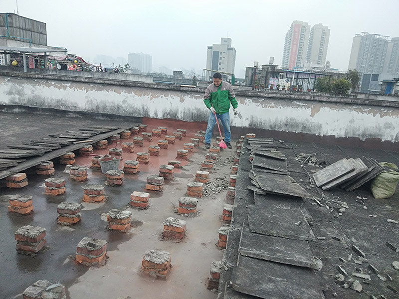 屋面防水施工：涂膜防水層依附于基層，基層質量好壞，直接影響防水涂膜的質量。因而在涂膜施工前，應對基層進行認真的檢查和必要的處理，使之達到涂膜施工的要求。涂料的涂布應采取“先高后低、先遠后近、先立面后平面”的施工順序。同一屋面上先涂布排水比較集中的水落口、天溝、檐口等節點部位，再進行大面積的涂布。用滾刷或毛刷均勻地涂刷多遍，直到達到規定的涂膜厚度要求，不得漏底，待涂層干固后，才能進行下一道工序。當多遍涂布時，每遍涂刷方向應與上一遍方向相垂直。