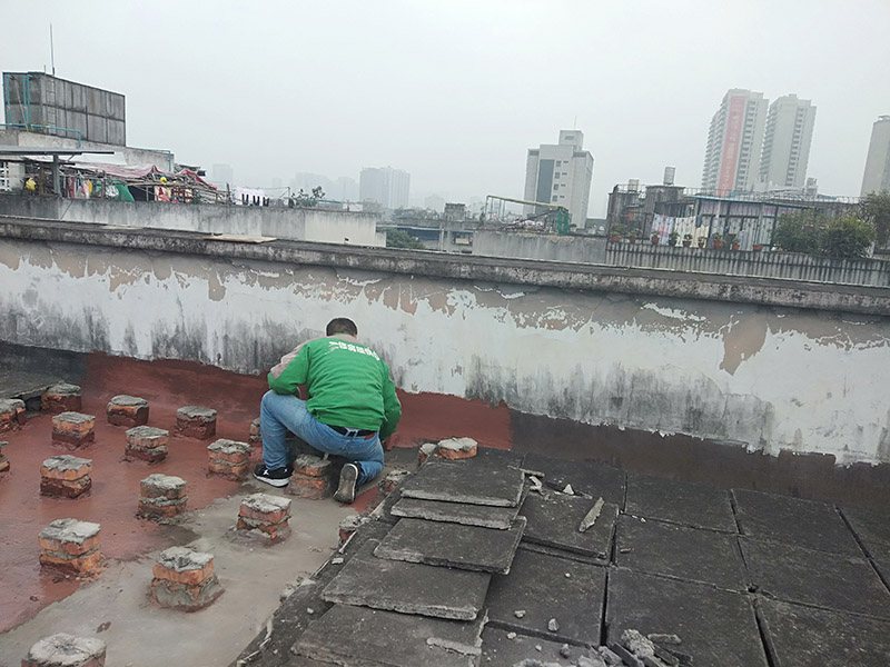 屋面防水施工：涂膜防水層依附于基層，基層質量好壞，直接影響防水涂膜的質量。因而在涂膜施工前，應對基層進行認真的檢查和必要的處理，使之達到涂膜施工的要求。涂料的涂布應采取“先高后低、先遠后近、先立面后平面”的施工順序。同一屋面上先涂布排水比較集中的水落口、天溝、檐口等節點部位，再進行大面積的涂布。用滾刷或毛刷均勻地涂刷多遍，直到達到規定的涂膜厚度要求，不得漏底，待涂層干固后，才能進行下一道工序。當多遍涂布時，每遍涂刷方向應與上一遍方向相垂直。