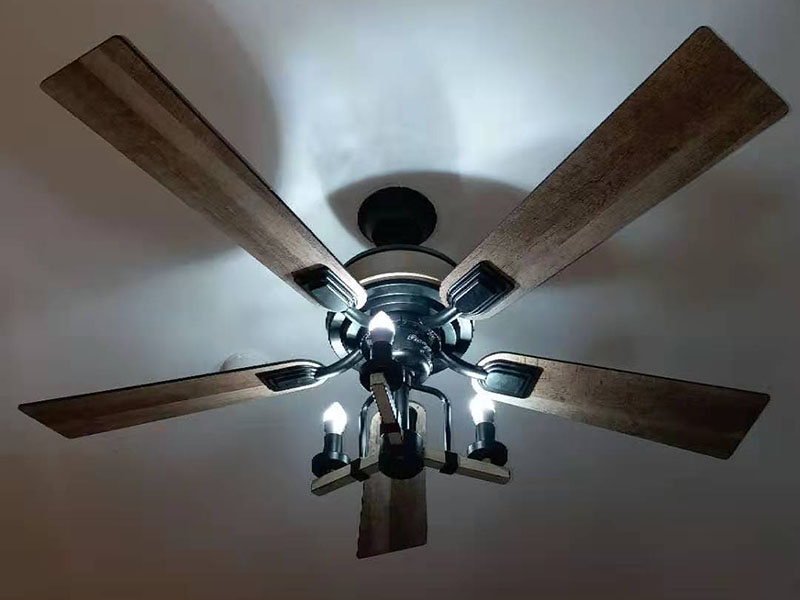 吊扇燈安裝：首先要使電路斷電，請拆下相應(yīng)的保險(xiǎn)絲或使相應(yīng)斷路器跳閘。另外，您也可以操作總開關(guān)以切斷家里的總電源。從天花板上拆下原來的燈具。大多數(shù)燈具都使用螺栓或螺釘固定在天花板上，拆下蓋板后可斷開連接。在大多數(shù)家庭中，電路中有兩根線，燈具中有三根線。將黑線和黑線相連、白線和白線相連，然后將剩余的接地線(裸線或綠線)連接到金屬接線盒中或制造商建議的其他位置。使用接線螺母進(jìn)行連接，并在連接后檢查是否牢固。