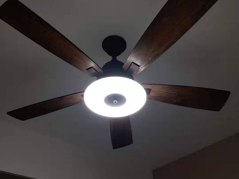 吊扇燈安裝：首先要使電路斷電，請拆下相應(yīng)的保險(xiǎn)絲或使相應(yīng)斷路器跳閘。另外，您也可以操作總開關(guān)以切斷家里的總電源。從天花板上拆下原來的燈具。大多數(shù)燈具都使用螺栓或螺釘固定在天花板上，拆下蓋板后可斷開連接。在大多數(shù)家庭中，電路中有兩根線，燈具中有三根線。將黑線和黑線相連、白線和白線相連，然后將剩余的接地線(裸線或綠線)連接到金屬接線盒中或制造商建議的其他位置。使用接線螺母進(jìn)行連接，并在連接后檢查是否牢固。