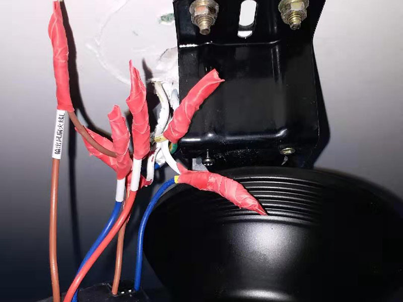 吊扇燈安裝：首先要使電路斷電，請拆下相應(yīng)的保險(xiǎn)絲或使相應(yīng)斷路器跳閘。另外，您也可以操作總開關(guān)以切斷家里的總電源。從天花板上拆下原來的燈具。大多數(shù)燈具都使用螺栓或螺釘固定在天花板上，拆下蓋板后可斷開連接。在大多數(shù)家庭中，電路中有兩根線，燈具中有三根線。將黑線和黑線相連、白線和白線相連，然后將剩余的接地線(裸線或綠線)連接到金屬接線盒中或制造商建議的其他位置。使用接線螺母進(jìn)行連接，并在連接后檢查是否牢固。