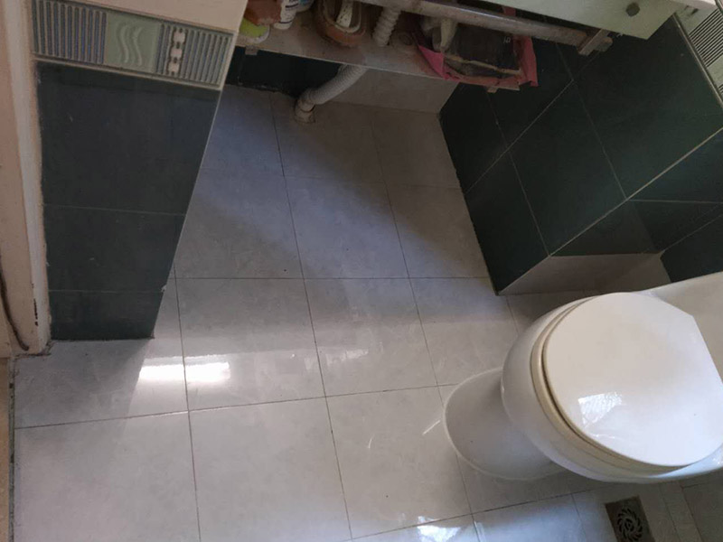 衛(wèi)生間局部裝修：我們要做好衛(wèi)生間的防水工程，一般來說，它的地面防水是需要做兩遍，其防水層要高出地面大概250mm左右。然后我們在做好保護(hù)層，處理好地面防水之后，衛(wèi)生間的墻面也需要做好相應(yīng)的防水工程。需要注意的是衛(wèi)生間的墻面防水層最好做到頂，防水工程做好之后，一定不要忘了做24小時(shí)閉水試驗(yàn)。